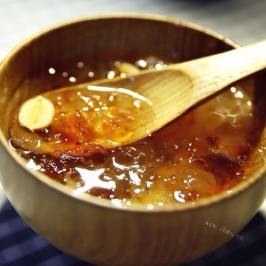 美味的椰汁皂角米炖梨