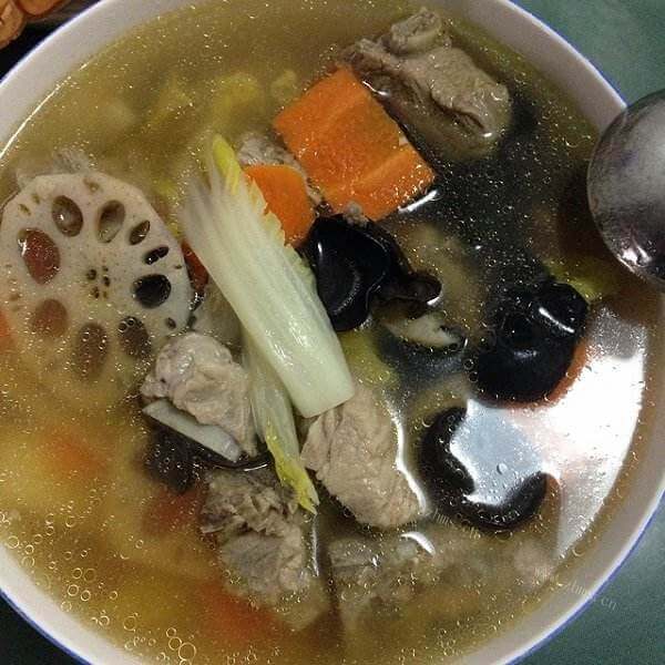 美味的榛蘑木耳炖小排