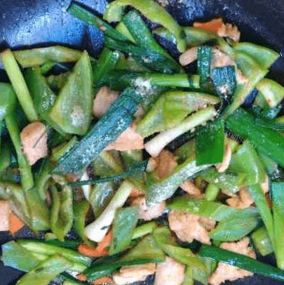 美味的农家小炒肉做法图解4)