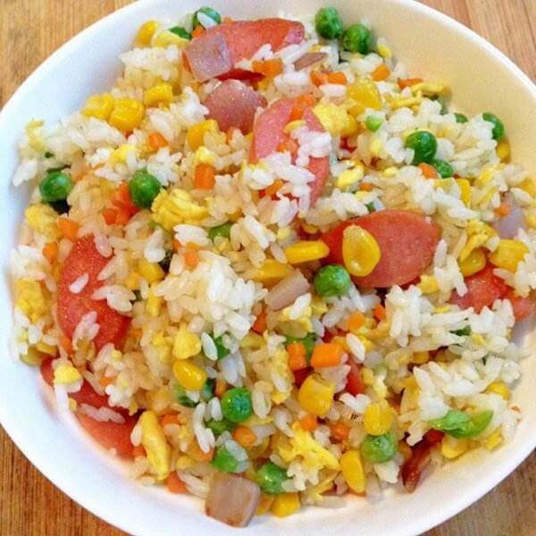 美味的生菜葱花蛋炒饭