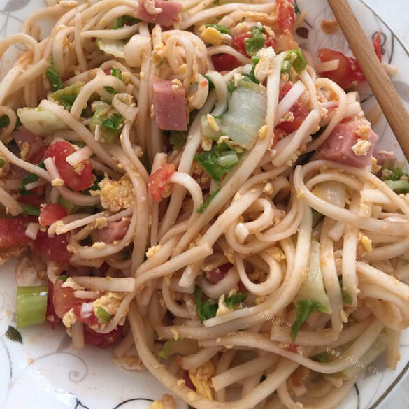 美味的鸡蛋淡菜干烩面