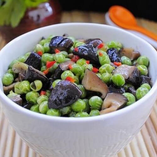 薄脆的香菇炒豌豆