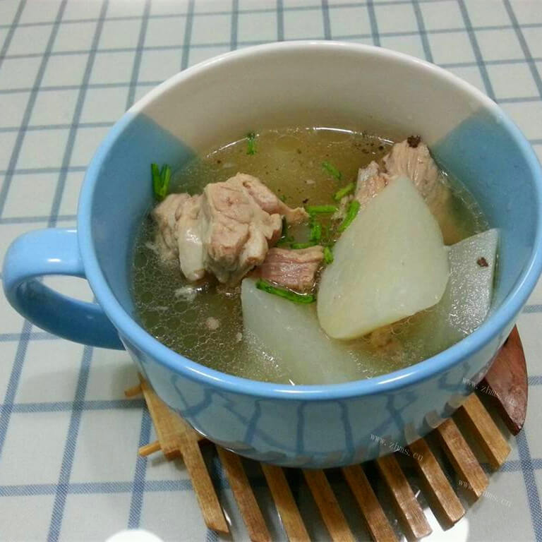 鲜香营养的莲藕萝卜排骨汤