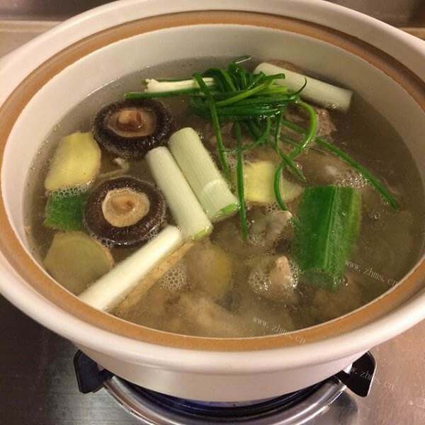 自制山药花菇炖鸡汤