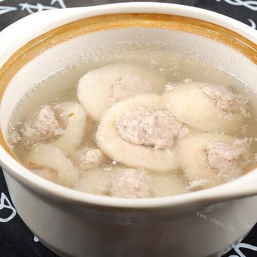 美味的松茸木耳肉饼汤
