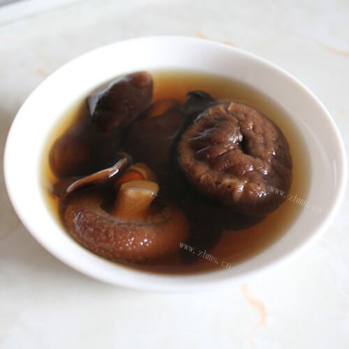 美味的香菇木耳淡菜汤