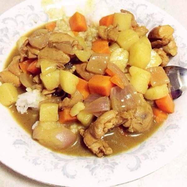 美味的咖喱鸡肉土豆