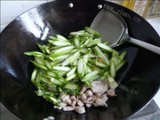 蚝油芦笋炒肉做法图解4)
