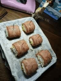 美味的鸡蛋泡菜培根饭团做法图解6)