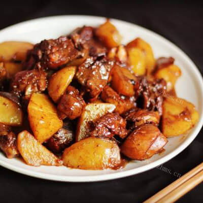 美味的土豆烧鸡块