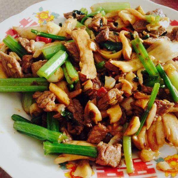 美味干锅五花肉杏鲍菇