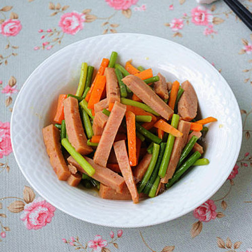 营养周到的蒜苔胡萝卜炒午餐肉