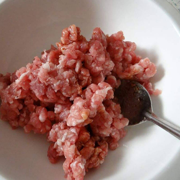 家常的纯肉包子馅的做法