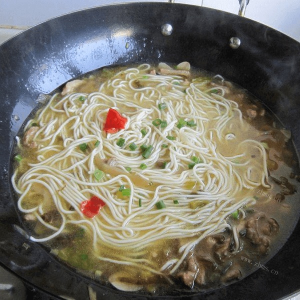 美味的酸菜肉丝面做法图解10)