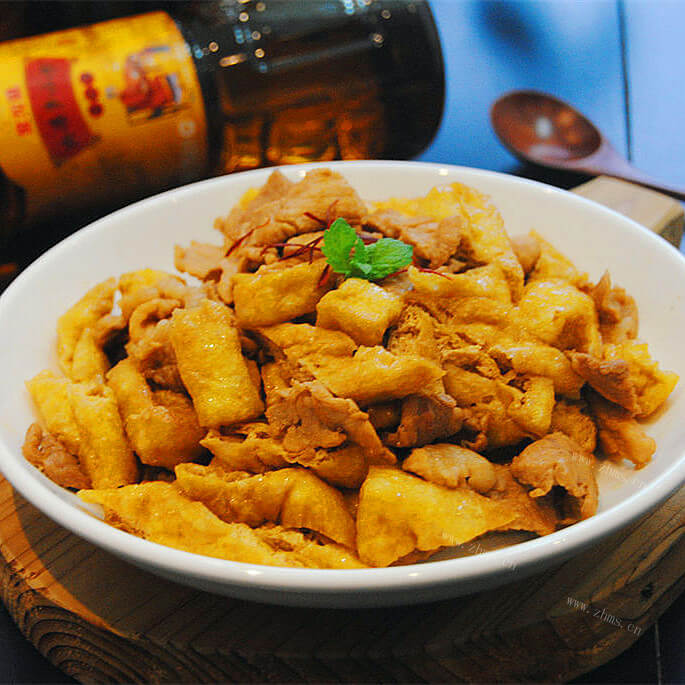 美味的肉片焖豆泡