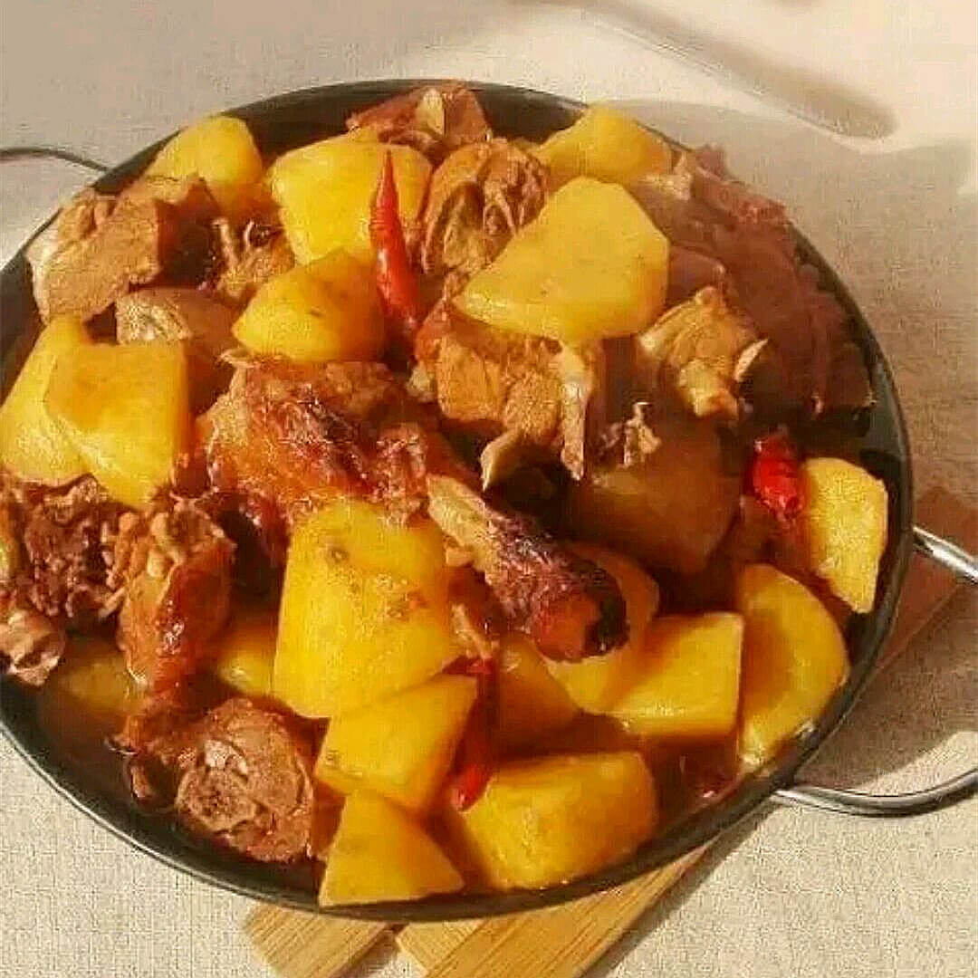 好吃的小土豆烧鸭块