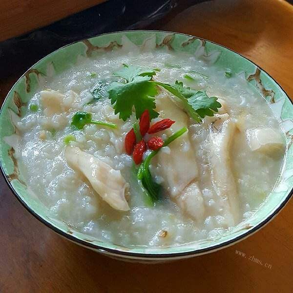 美味的茶树菇草鱼粥