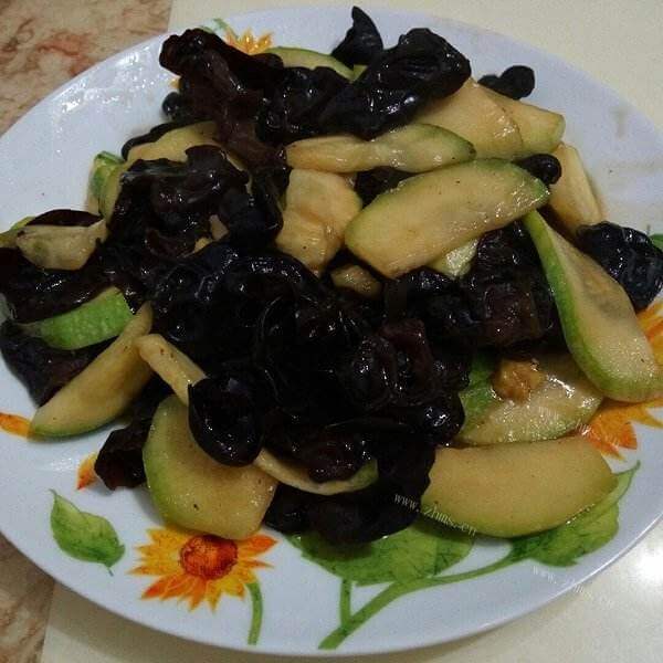 黑木耳炒云南小瓜