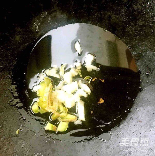 诱人的香葱爆海虾做法图解4)