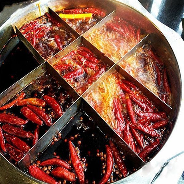 美味的四川麻辣清油火锅