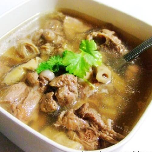 美味的鸭肉笋尖汤
