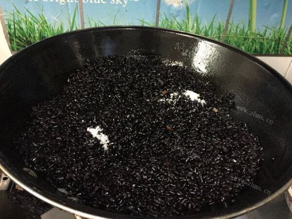 美味的炒黑米饭做法图解4)