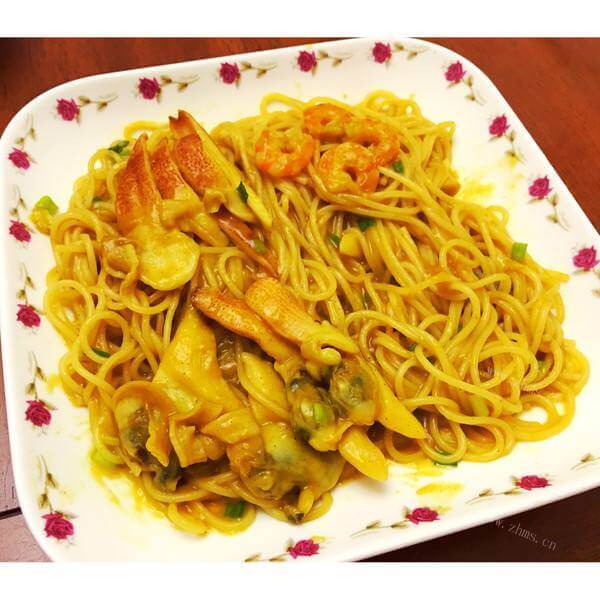 好吃的咖喱鸡肉螺旋意面