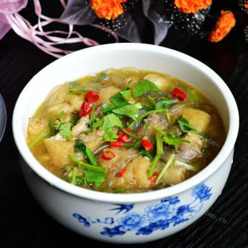 美味的牛骨粉丝油豆腐煲
