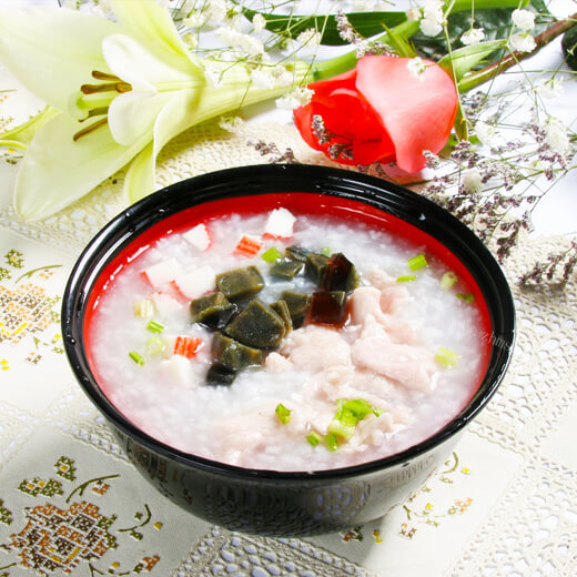 美味的生菜皮蛋大米粥