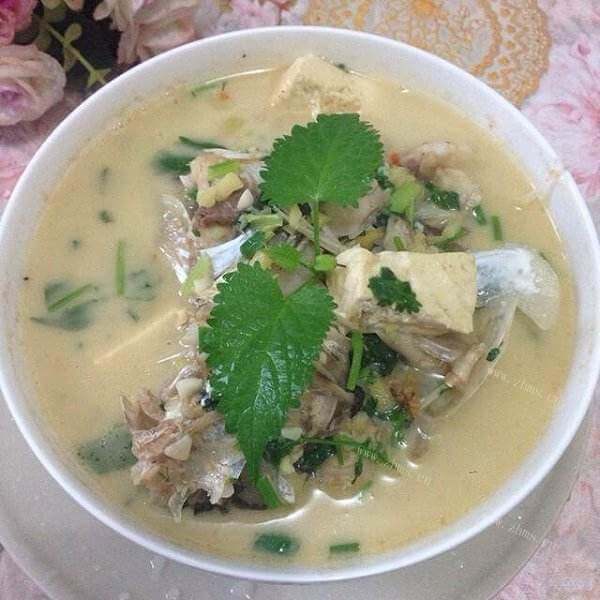 美味的山药鱼头汤