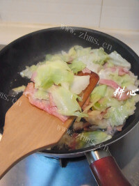 祛寒开胃培根炒椰菜做法图解8)