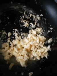 美味的鸡蛋泡菜培根饭团做法图解2)