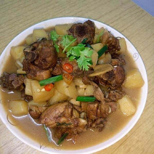 美味的小土豆烧鸭块
