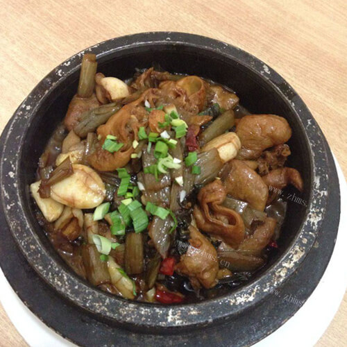 特色雪菜肥肠煲 
