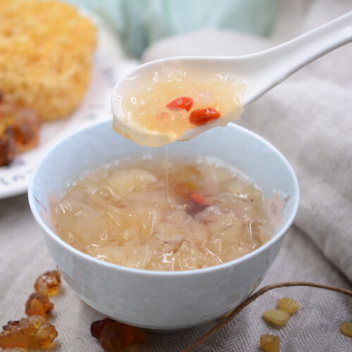 美味的雪蛤桃胶银耳羹