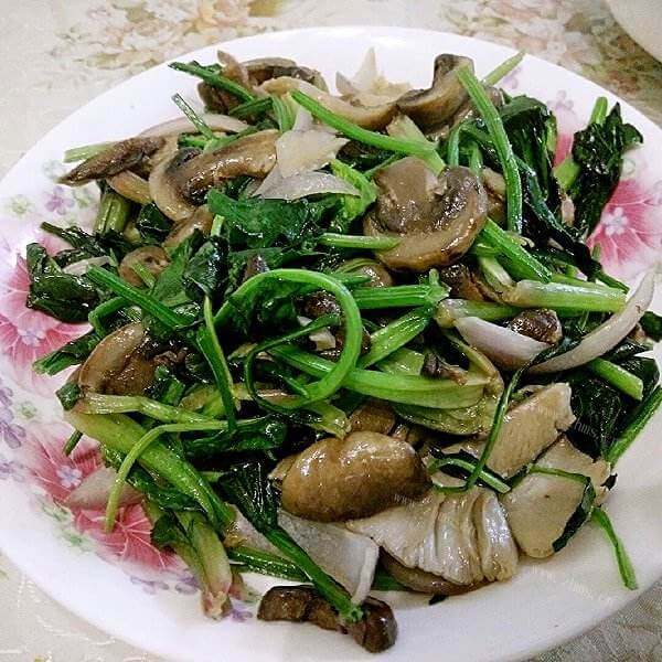 美味的腌肉炒菠菜