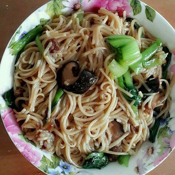 好吃的香菇榨菜肉丝炒面