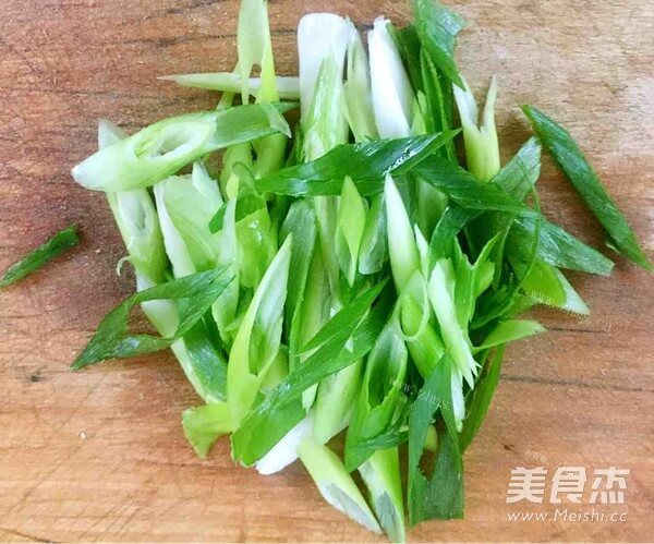 诱人的香葱爆海虾做法图解2)