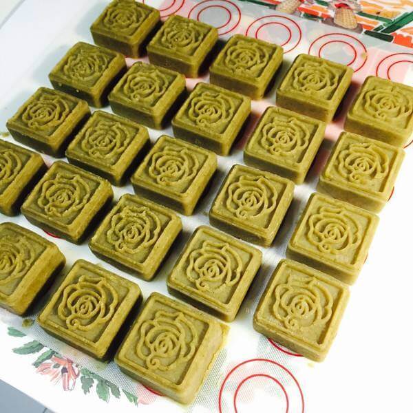 不错的美食玫瑰酱芯绿豆糕