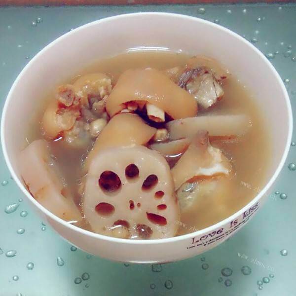 美味的腊猪蹄炖莲藕