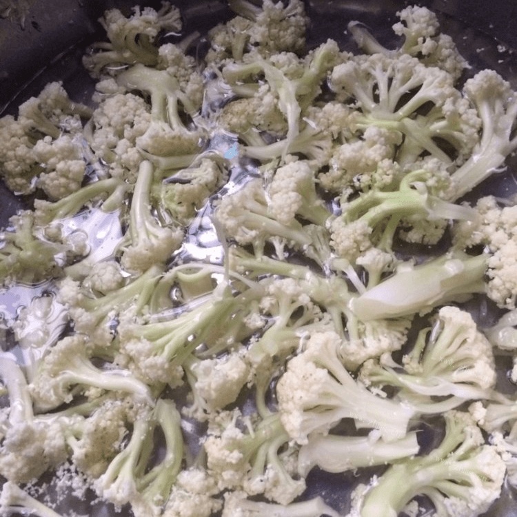 家常菜花菜炒肉做法图解2)