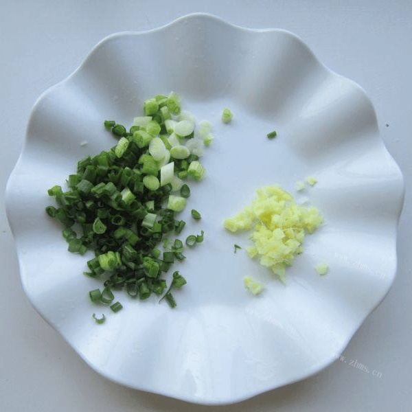 美味的酸菜肉丝面做法图解3)
