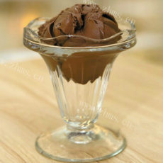 美味的黑巧克力冰激凌