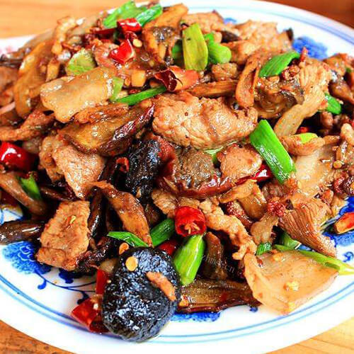 美味的五花肉烧牛肝菌