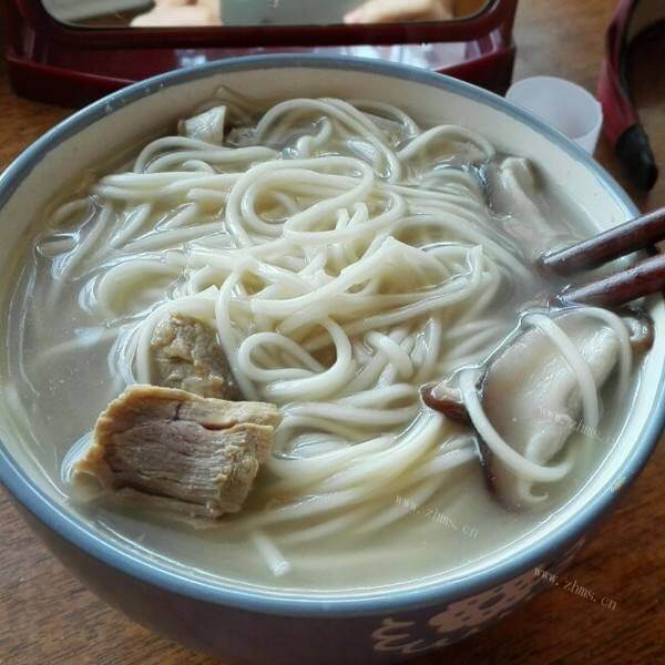 美味的萝卜香菇面