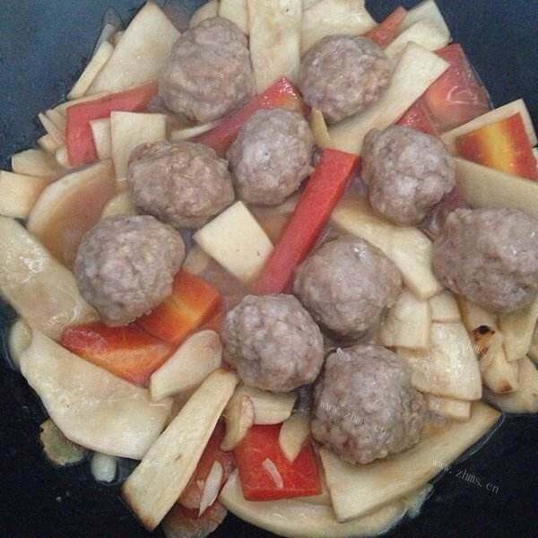 可口的杏鲍菇炖丸子