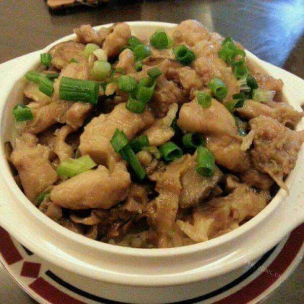 美味的排骨土豆煲仔饭