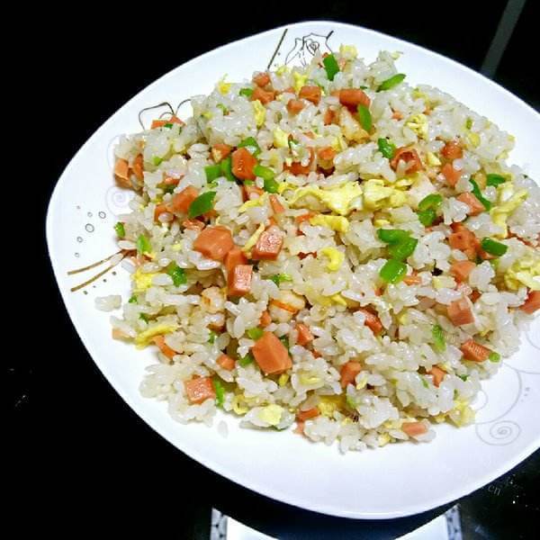 美味的青椒火腿胡萝卜炒饭
