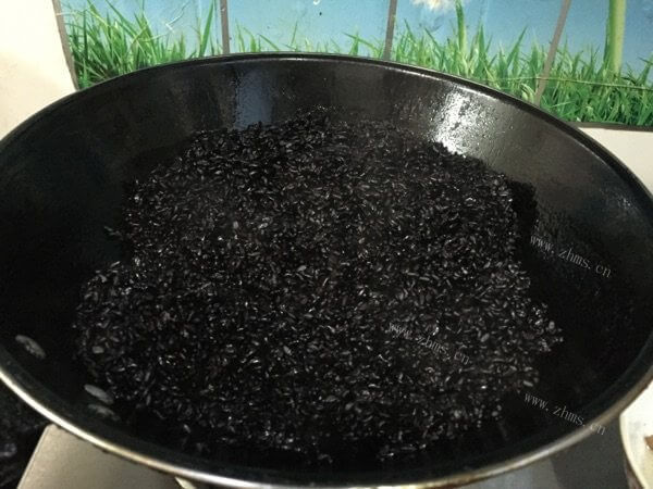 美味的炒黑米饭做法图解3)