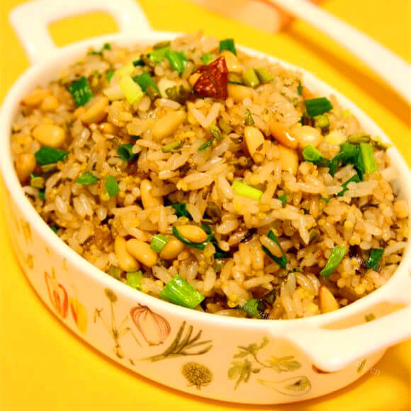 美味的香椿松子炒饭